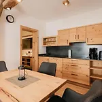 Holzer Apartment *