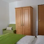 Holzer Apartman *