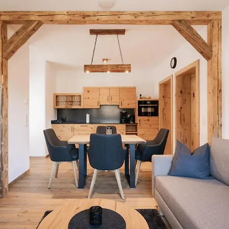 Holzer Apartment *