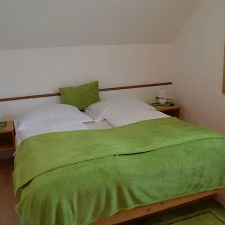 Holzer Apartment *