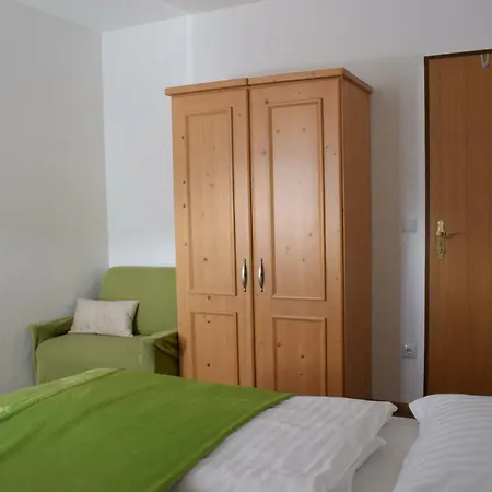 Holzer Apartment *